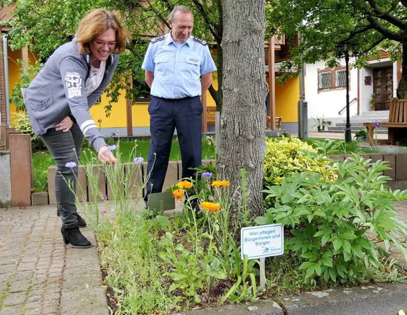 Grünpate Joachim Bohn an „seinem“ Baum und Martina Neuer, Mitarbeiterin des Umweltamtes.