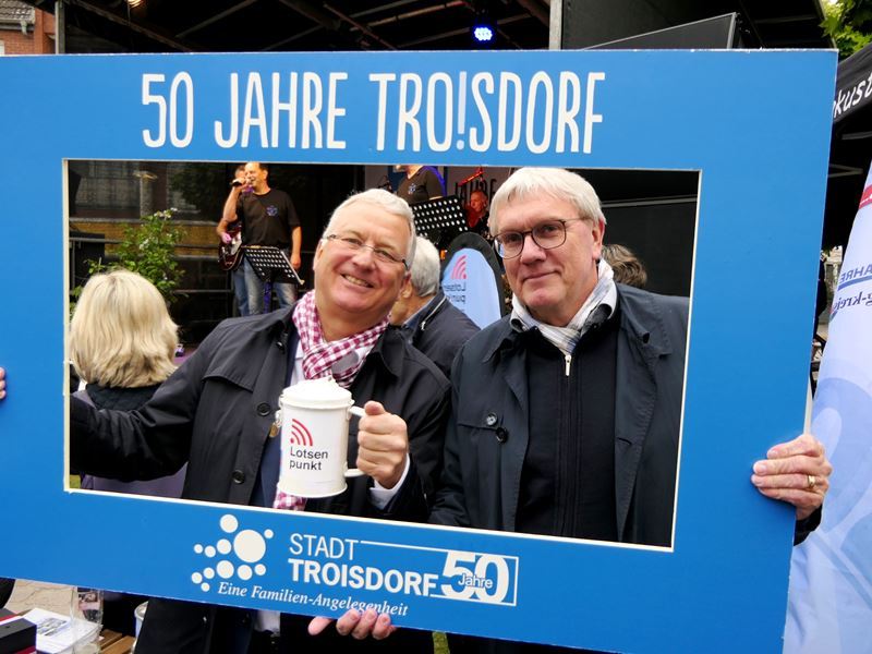 Im Rahmen des Jubiläums: Bürgermeister Klaus-Werner Jablonski (links) und Landrat Sebastian Schuster.