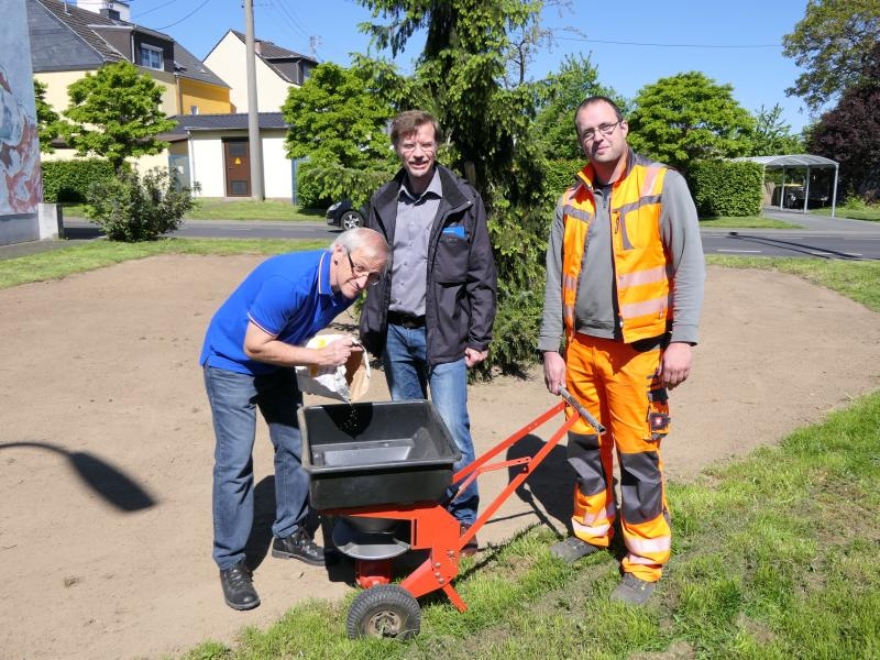 Einsaat für Blühwiese mit Dr. Hans-Bernd Bendl, Imker Jörg-Olaf Jansen und Markus Jäger vom Baubetriebsamt.