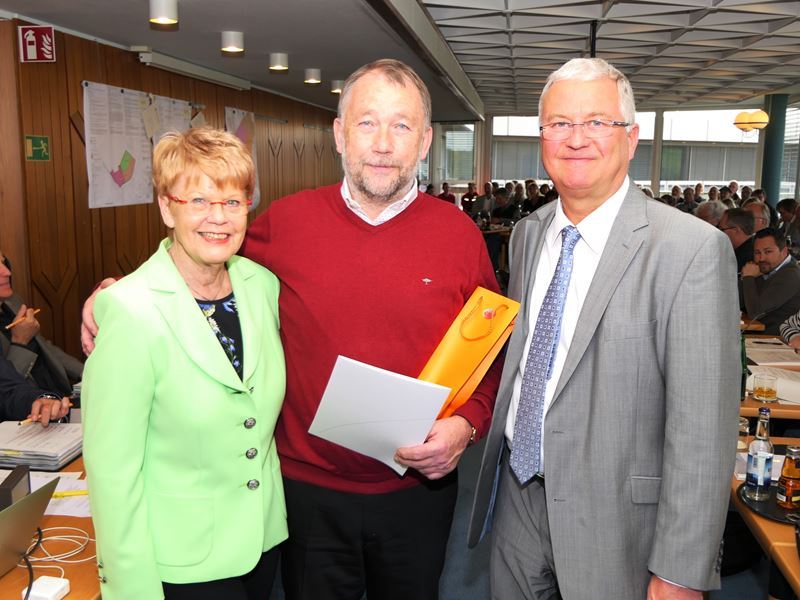 Übergabe in der Ratssitzung: v.l. Vize-Bürgermeisterin Gisela Günther, neuer Ortsvorsteher Wolfgang Högemann und Bürgermeister Klaus-Werner Jablonski.