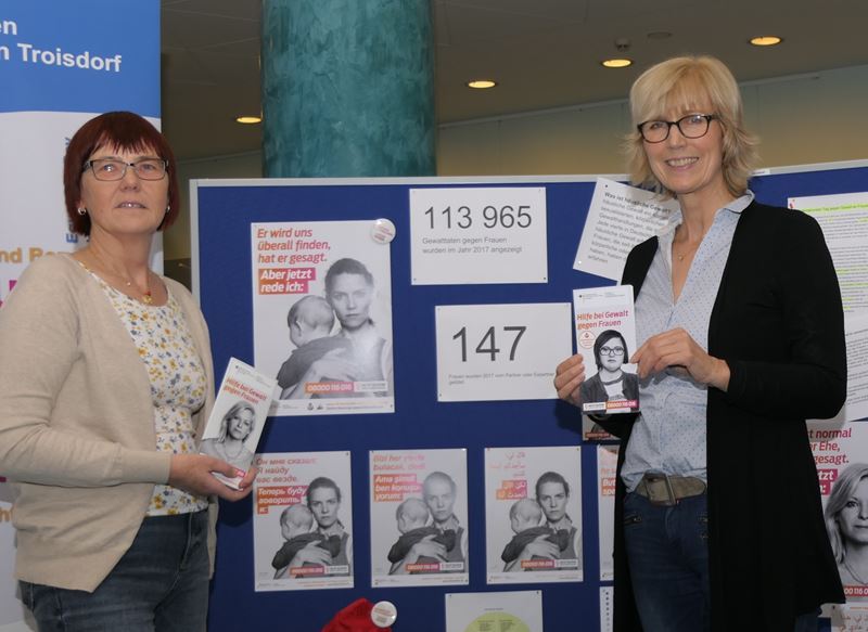 Eine kleine Ausstellung im Rathaus-Foyer.