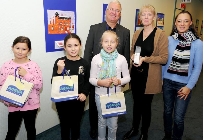 Bürgermeister Jabalonski gratulierte zum Lesepreis, den Schulleiterin Jessica Giebel in Händen hält..