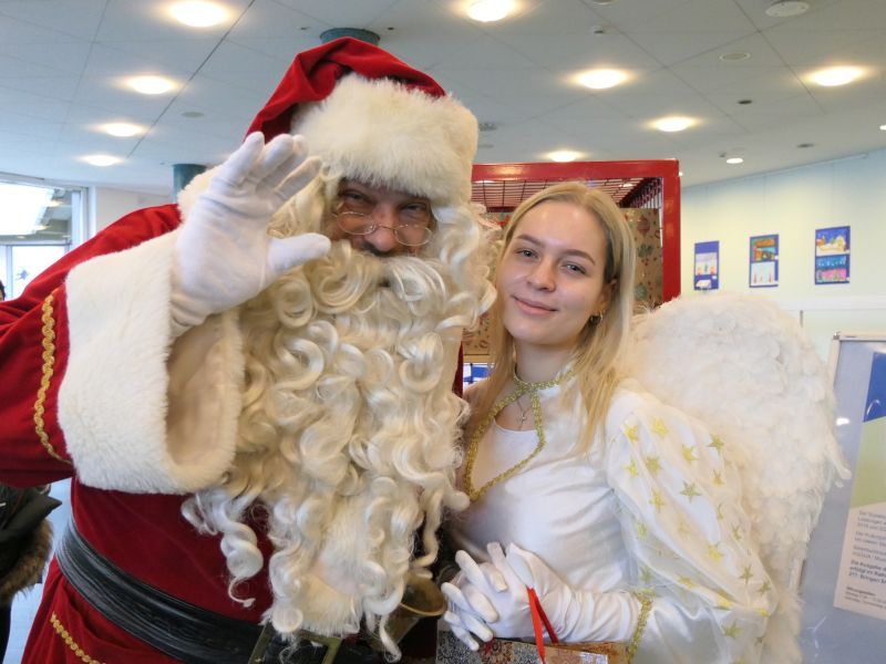 Der Weihnachtsmann und sein Engel beschenkten die Kinder.