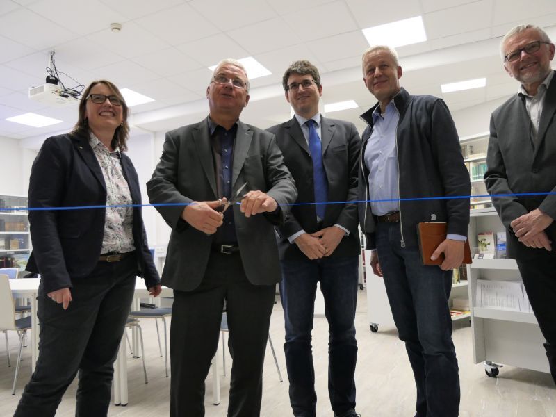 Bürgermeister Klaus-Werner Jablonski durchschneidet das symbolische Band am Eingang des frisch renovierten Lesesaals des Stadtarchivs. Zu seiner Rechten Archiv-Leiterin Antje Winter, zu seiner Linken (v. l.) Dr. Gregor Patt (LVR), Elmar Bregenhorn (Stadt Troisdorf) und Rainer Land (Kulturamt des Rhein-Sieg-Kreises).