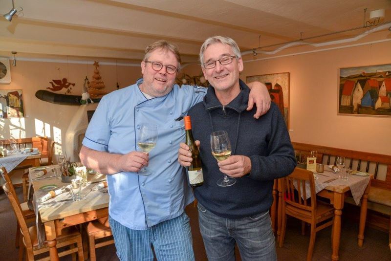 Weinbauer Christian Lohmar (rechts) und Koch Guido Radermacher im Restaurant Zur Scheune.