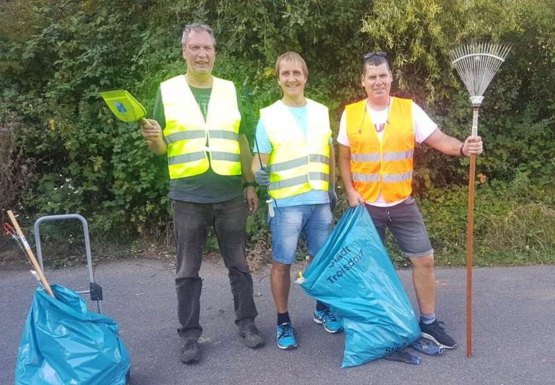 Das designierte Kriegsdorfer Dreigestirn im Einsatz: v.l. Jungfrau Albert (Ossendorf), Prinz Ralf (Zimmermann), Bauer Frank (Ufer) im Einsatz.