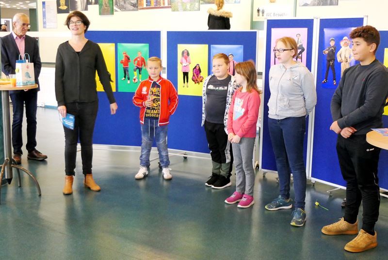 Im Rathaus wurde eine kleine Ausstellung Jugendlicher eröffnet.