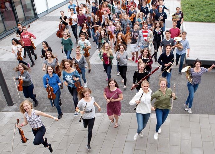 Lebendig und inspiriert spielt das Landesjugendorchester NRW in Troisdorf.