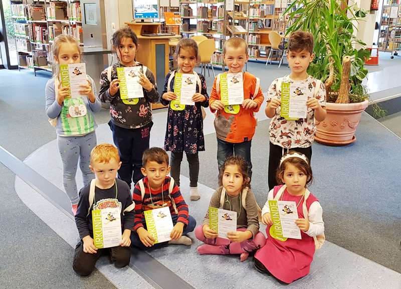 Bibliotheksfit mit Urkunde: die Kinder aus der Kita Rathausstraße in der Sieglarer Bücherei.