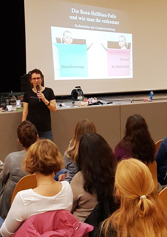 Almut Schnerring sprach in der Aula des Gymnasiums Zum Altenforst über Gendermarketing.