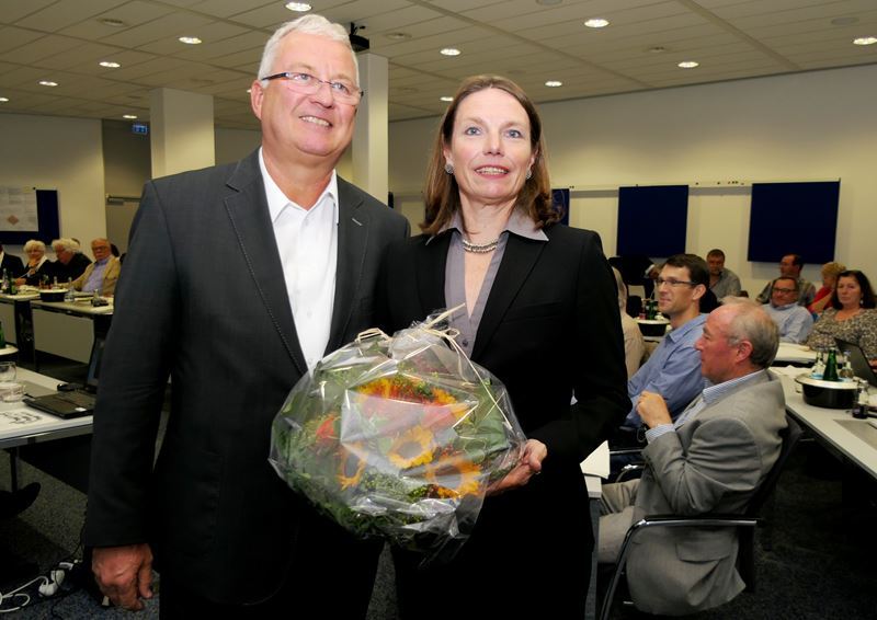 Bürgermeister Klaus-Werner Jablonski gratulierte Tanja Gaspers zur Wahl durch den Stadtrat.