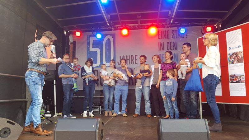 Beim Erntedankfest kamen die Jubiläumsbabys auf die Bühne.