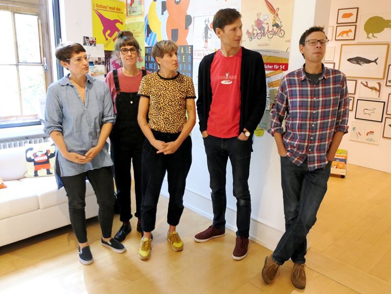 Das Laborteam der Illustration auf Burg Wissem: v.l. Zuni von Zubinski, Anke Kuhl, Kirsten von Zubinski, Jörg Mühle und Philip Waechter.