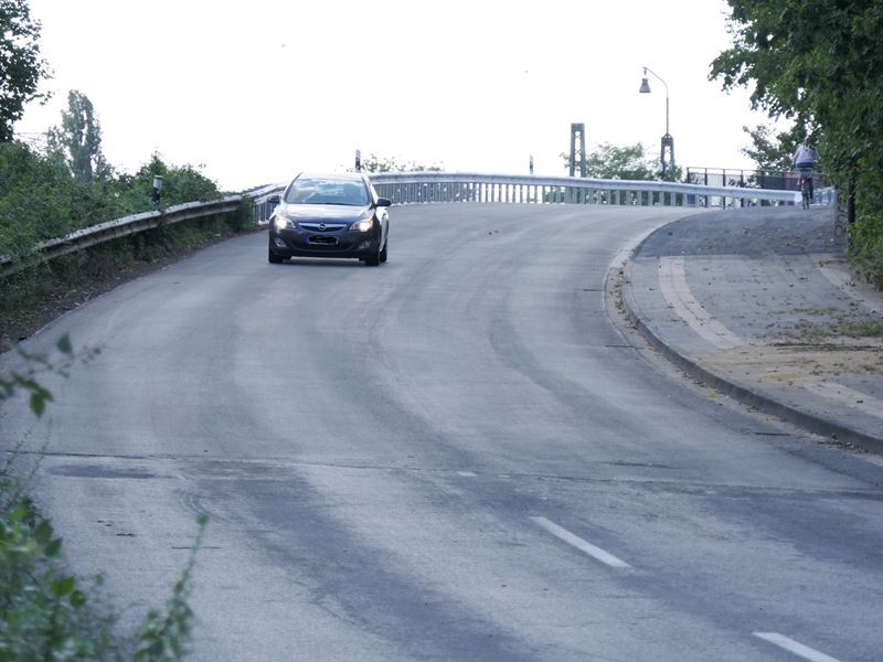 Nur die Markierungen fehlen noch auf der neuen Brücke.