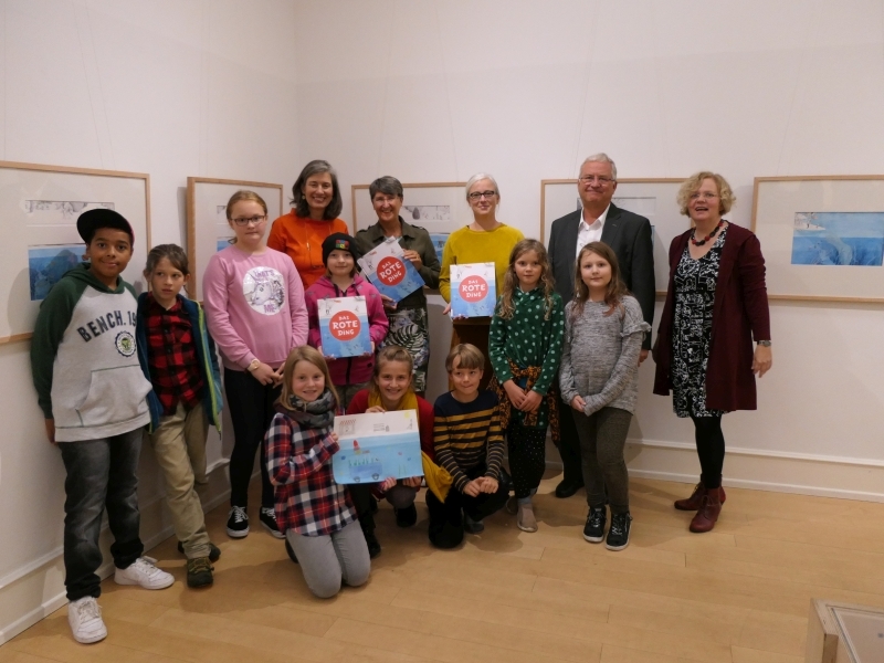 Ehemalige Viertklässler der Grundschule Schlossstraße, Stipendiatin Heike Herold, Verlegerin Bärbel Dorweiler, Andrea Schrahe (VR-Bank Rhein-Sieg), Bürgermeister Klaus-Werner Jablonski und Museumsleitern Dr. Pauline Liesen im Ausstellungsraum mit Bildern von Heike Herold.