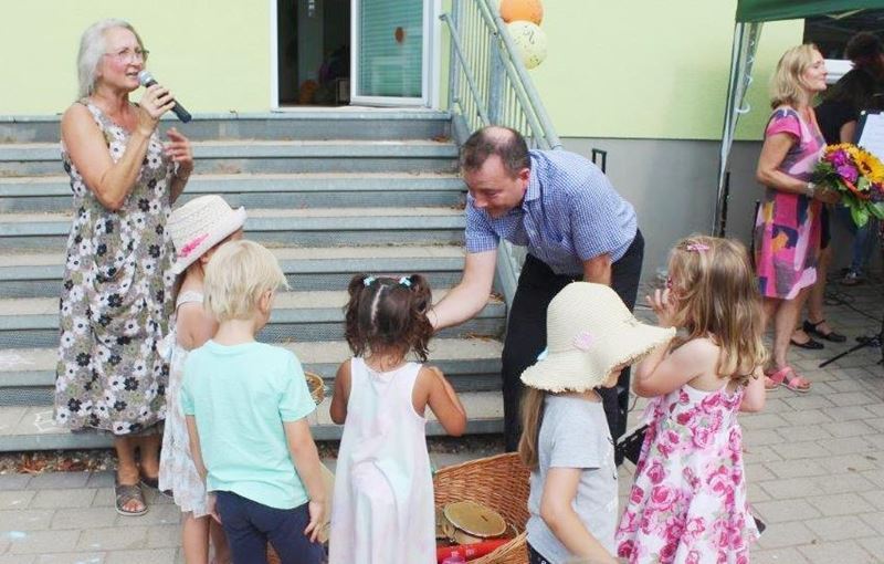 KSK-Regionaldirektir Holger Steffens übergab den Kindern die Instrumente, links Kita-Leiterin Brigitte Wiese.