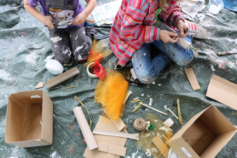 Kunst aus Fundstücken in der KreativWerkstatt.