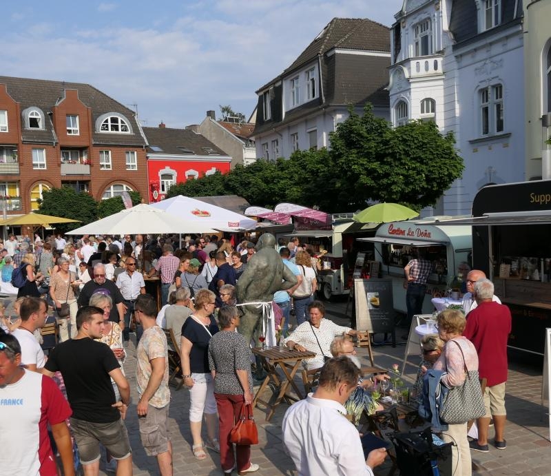 Willkommen beim kulinarischen und musikalischen Abendmarkt!