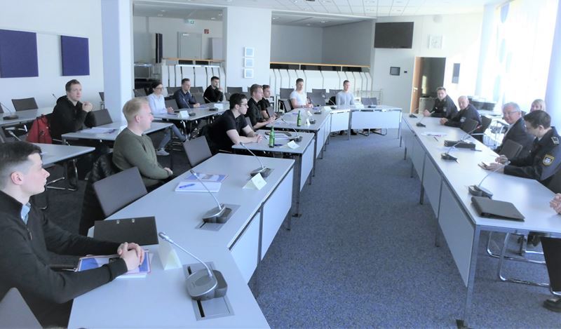 Bürgermeister Klaus-Werner Jablonski begrüßte die jungen Wehrleute im Troisdorfer Ratssaal.