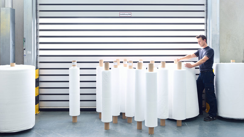 Die Troisdorfer Firma Reifenhäuser stellt Material für Masken her.