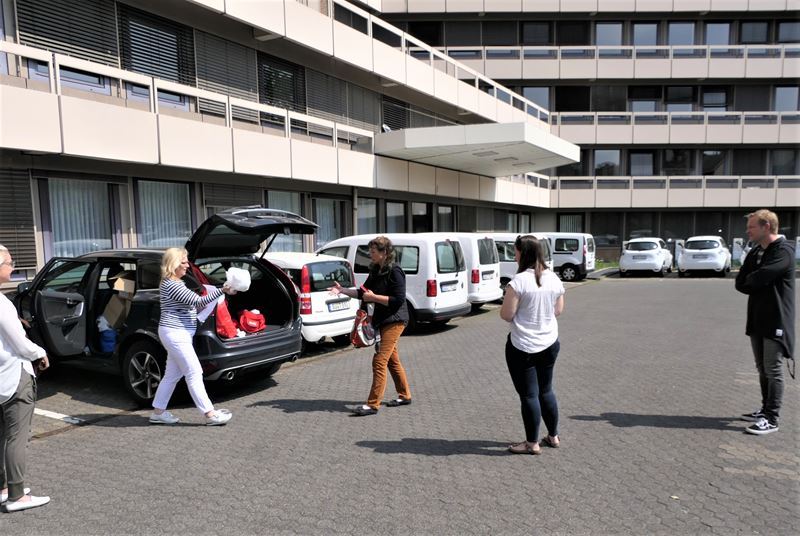 Ulrike Hanke mit Vlies beim Verteilen im Hof des Rathauses..
