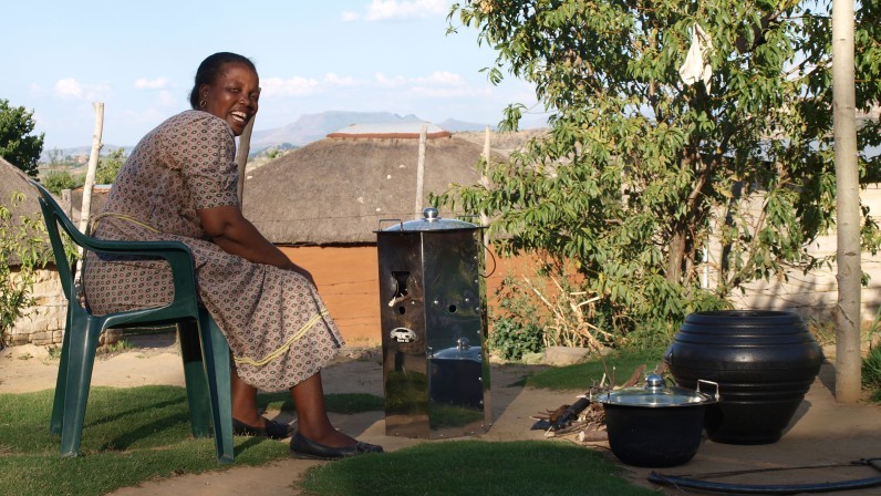 Projektbeispiel: Neue Kocher in Lesotho sparen 80 Prozent Brennholz ein.