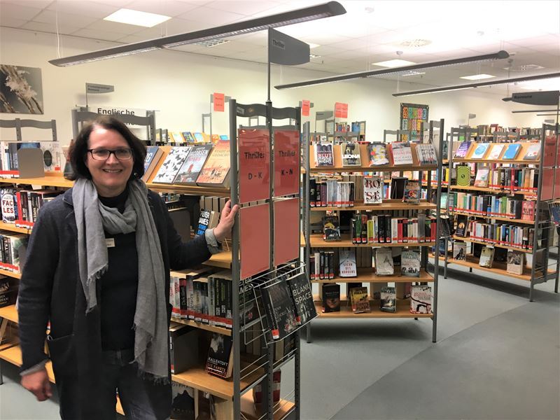 Bibliotheksleiterin Angelika Keller freut sich über die Wiedereröffnung der Stadtbibliothek.