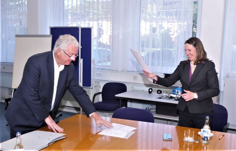 Auf 2 Meter Abstand, aber auf gute Zusammenarbeit: Bürgermeister Klaus-Werner Jablonski und Tanja Gaspers.