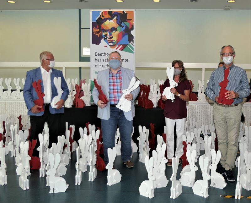 250 Hasen stehen im Rathaus Foyer, einige mit kaputten Ohren.