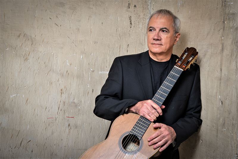 Roberto Moya spielt im Treffpunkt Bibliothek.