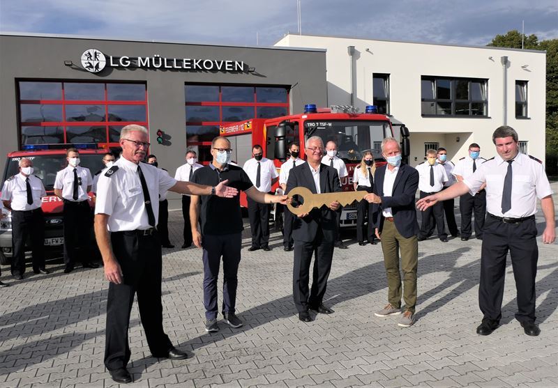 Bürgermeister Klaus-Werner Jablonski übergab den symbolischen Schlüssel für das neue Gerätehaus.