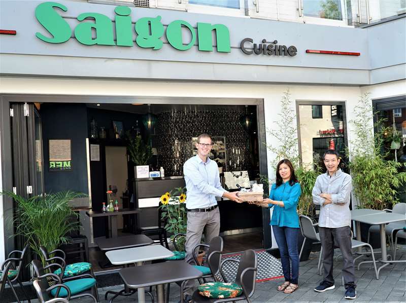 Wirtschaftsförderer Fabian Wagner (links) mit den Inhabern Ehepaar Le.