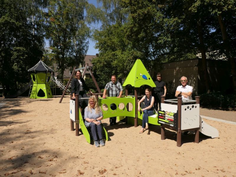 Auch die Verantwortlichen bei der Stadt Troisdorf freuen sich über den neu gestalteten Spielplatz in Spich: v. l. Tanja Gaspers, Irene Selmani, Markus Grommes, Suzanne Schwirian, Alina Böhm, Walter Schaaf.