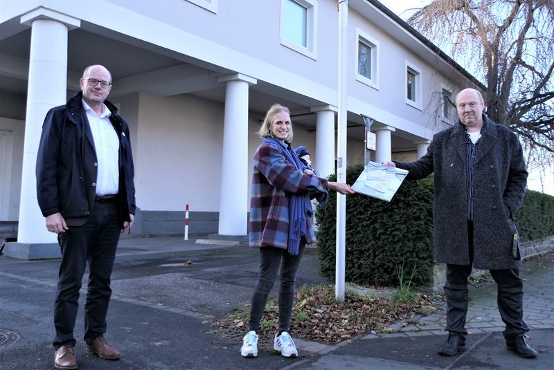 Freude über großzügige Spende: v.l. Kulturdezernent Horst Wende, Antonia Lecour mit Sohn Lando und Frank Baquet vor dem Kunsthaus..