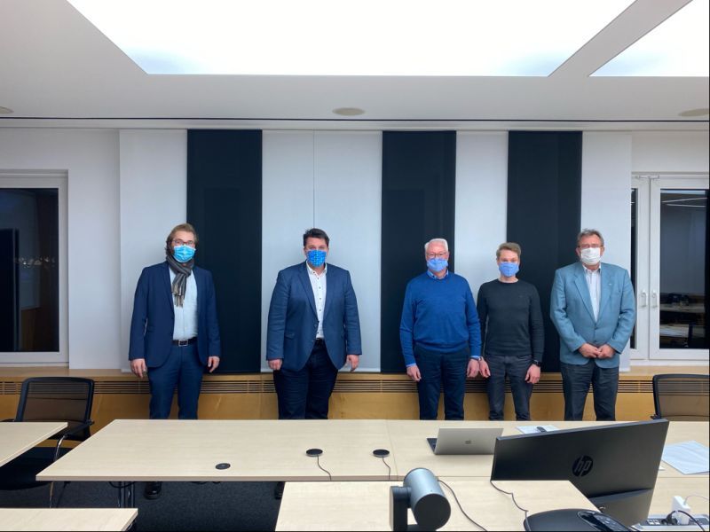 V.l.n.r. Julian Keens, Bürgermeister Alexander Biber, Dietmar und Patrick Schwarz, Wolf-Dieter Grönwoldt im großen Video-Konferenzraum der Stadtwerke Troisdorf.