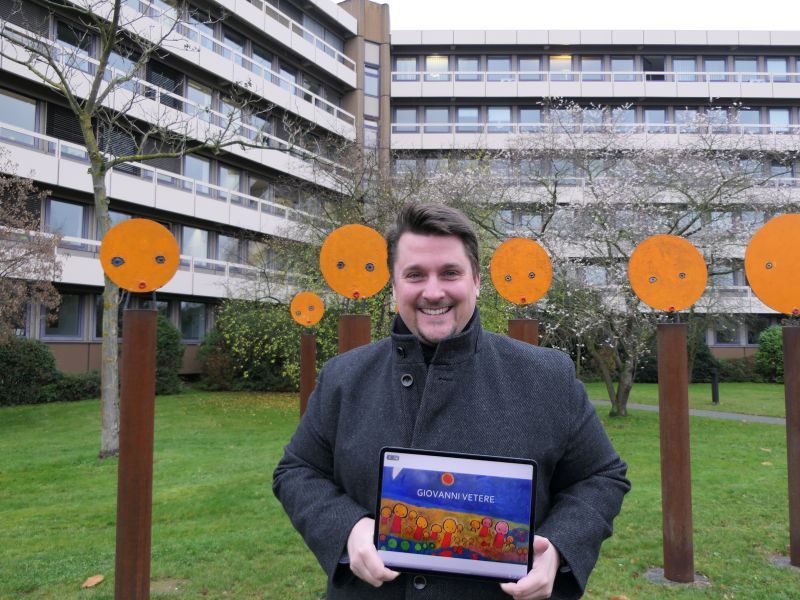 Bürgermeister Alexander Biber mit dem Trailer zum Film zum 80. Geburtstag von Giovanni Vetere.