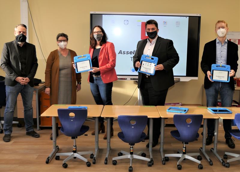 Termin in der Asselbachschule vor neuem Smart-Board.