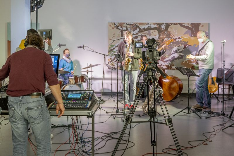 Die Hausband der Jazz-Session um Kunsthaus Troisdorf, bestehend aus Christian Oschem (Gitarre) und  Christoph Freier (Schlagzeug) verstärkt durch Fritz Roppel (Bass) und Olaf Heße am Saxophon, im Livestream.