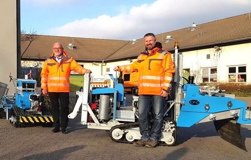 Im Einsatz für saubere Spielplätze: Thomas Schirrmacher (links) und Lars Kabus mit den neuen Geräten.