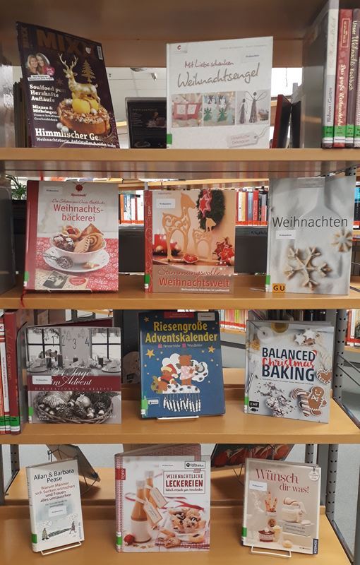 Tolle Bücher für die Adventszeit stehen in der Stadtbibliothek.