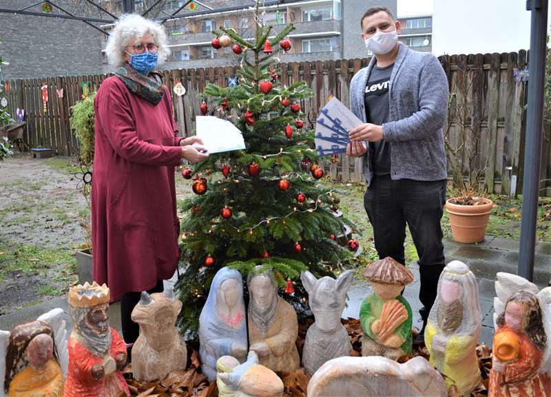 Gutscheine, die helfen: Claudia Hoffmann und Gottfried Scheller am Mehrgenerationenhaus.