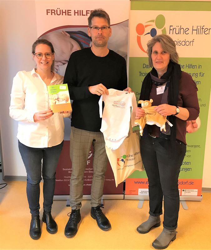 Mit neuem Begrüßungspaket:, v.l. Jana Stranzenbach, Jörn Münz-Radtke und Marlene Clemens-Ottersbach (SkF).