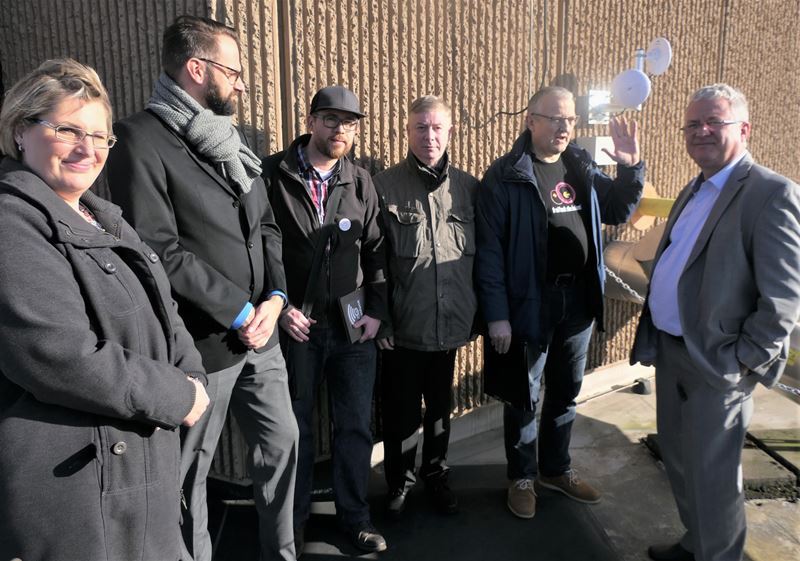 Bürgermeister Klaus-Werner Jablonski (rechts) besichtigte neue Sendeanlagen auf dem Rathaus-Dach.