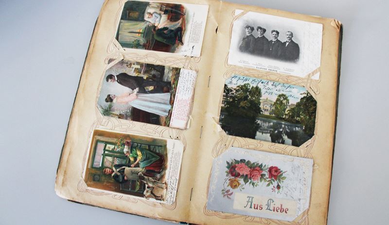 Ein Band mit alten Troisdorfer Ansichtskarten im Archiv.