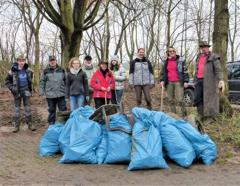 Prall gefüllte Müllsäcke bei einer Putzaktion in Troisdorf-Müllekoven.