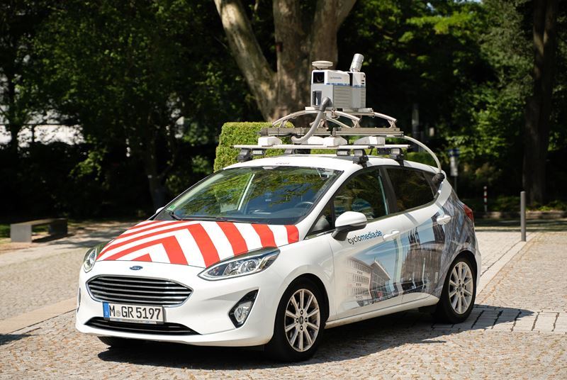 Ein Fahrzeug mit Kameras von CycloMedia fährt durch Troisdorf.