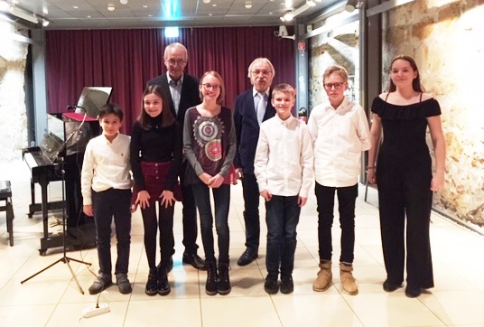 Vize-Bürgermeister Rudolf Eich und Stadtverordneter Horst-Peter Jung gratulierten den jungen Musikerinnen und Musikern.