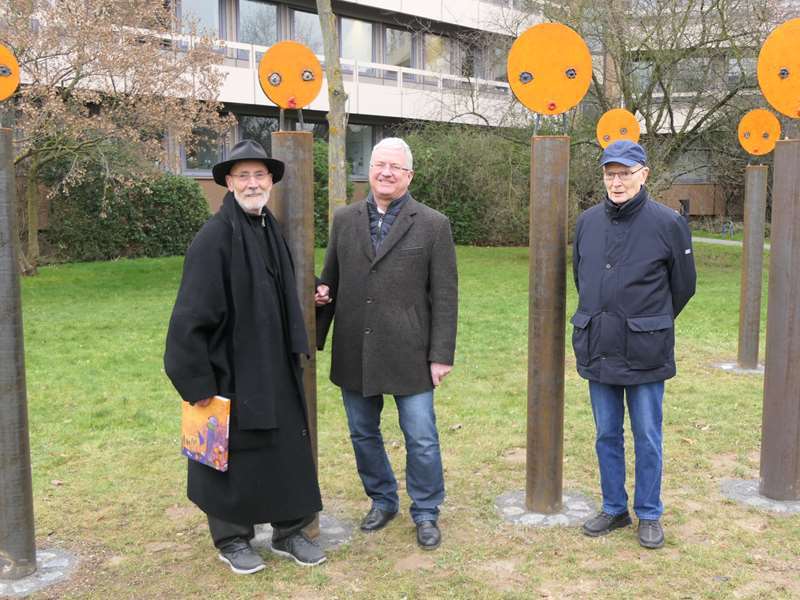 v.l. Giovanni Vetere, Bürgermeister Klaus-Werner Jablonski und Peter Haas vor dem Kunstwerk.
