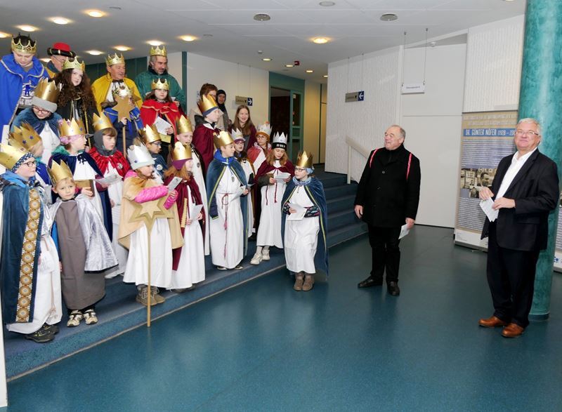 Die Sternsinger sangen im Foyer des Troisdorfer Rathauses, rechts Joachim Bourauel und Bürgermeister Klaus-Werner Jablonski.