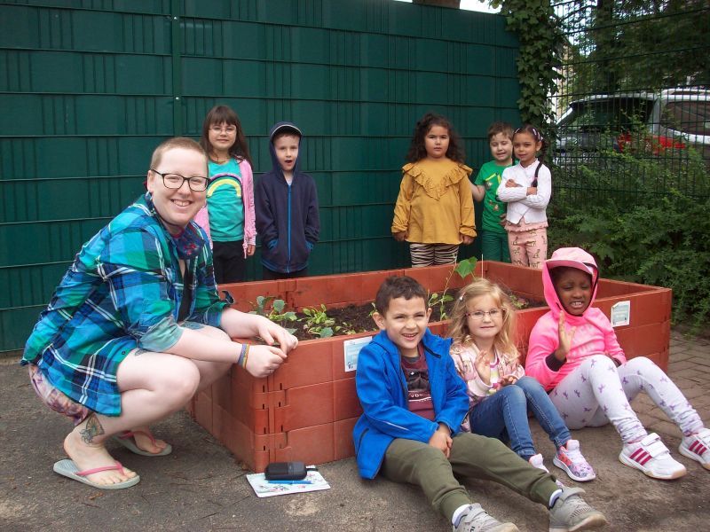Kinder der Kita Niederkasseler Straße und Erzieherin Frau Pekarski.